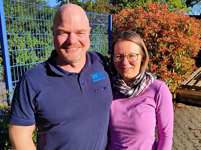 Die SG Bruchköbel Abteilugn Handball bedankt sich gemeinsam mit einer Vertreterin der Werner Weide GmbH für die Unterstützung des Vereins.