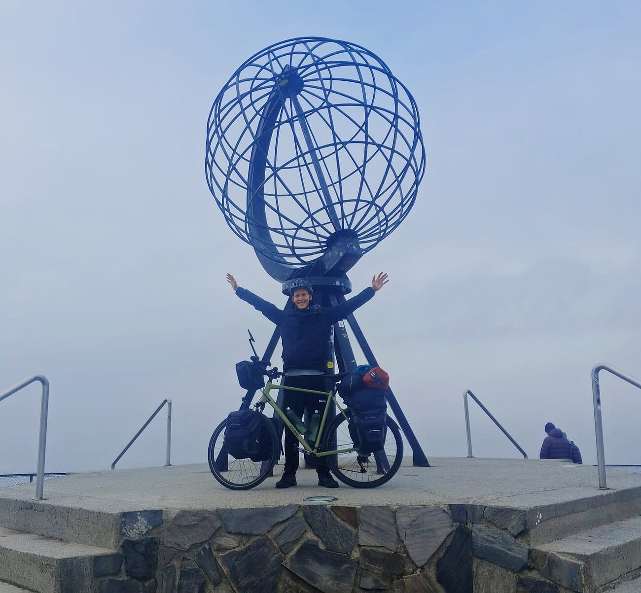 Marvin Jänsch aus der 3. Herren der SG Bruchköbel Abt. Handball mit seinem Fahrrad am Nordkap
