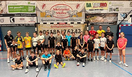 Kinder und Betreuer beim Zelten und gemeinsamen Abschluss des Handball-Sommercamps der SG Bruchköbel