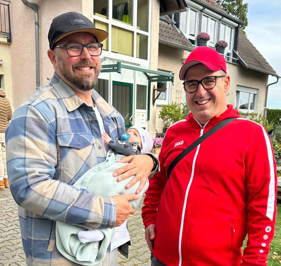 Lächelnder Präsident der SG Bruchköbel begrüßen das jüngste Vereinsmitglied im Jahr 2025.