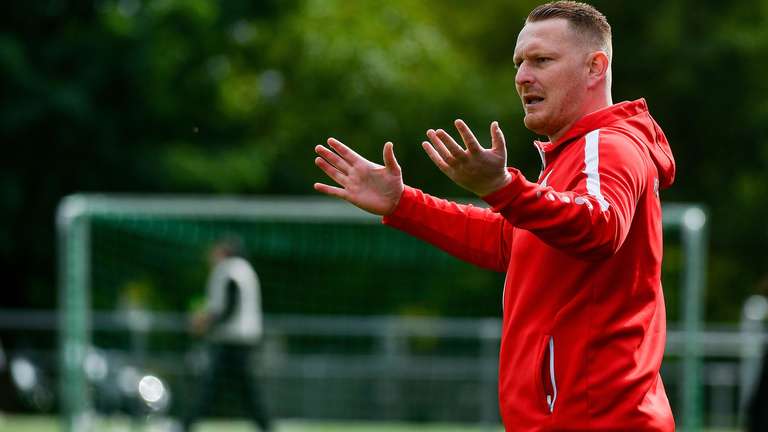 Emir Omerovic, neuer Trainer der ersten Fußballmannschaft der SG Bruchköbel, gibt Anweisungen während einer Trainingseinheit.
